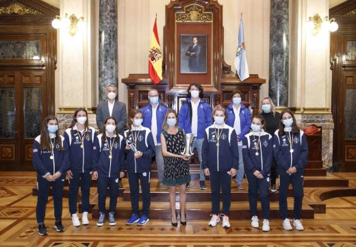 Mónica Martínez recibe no concello as campioas coruñesas de hóckey herba